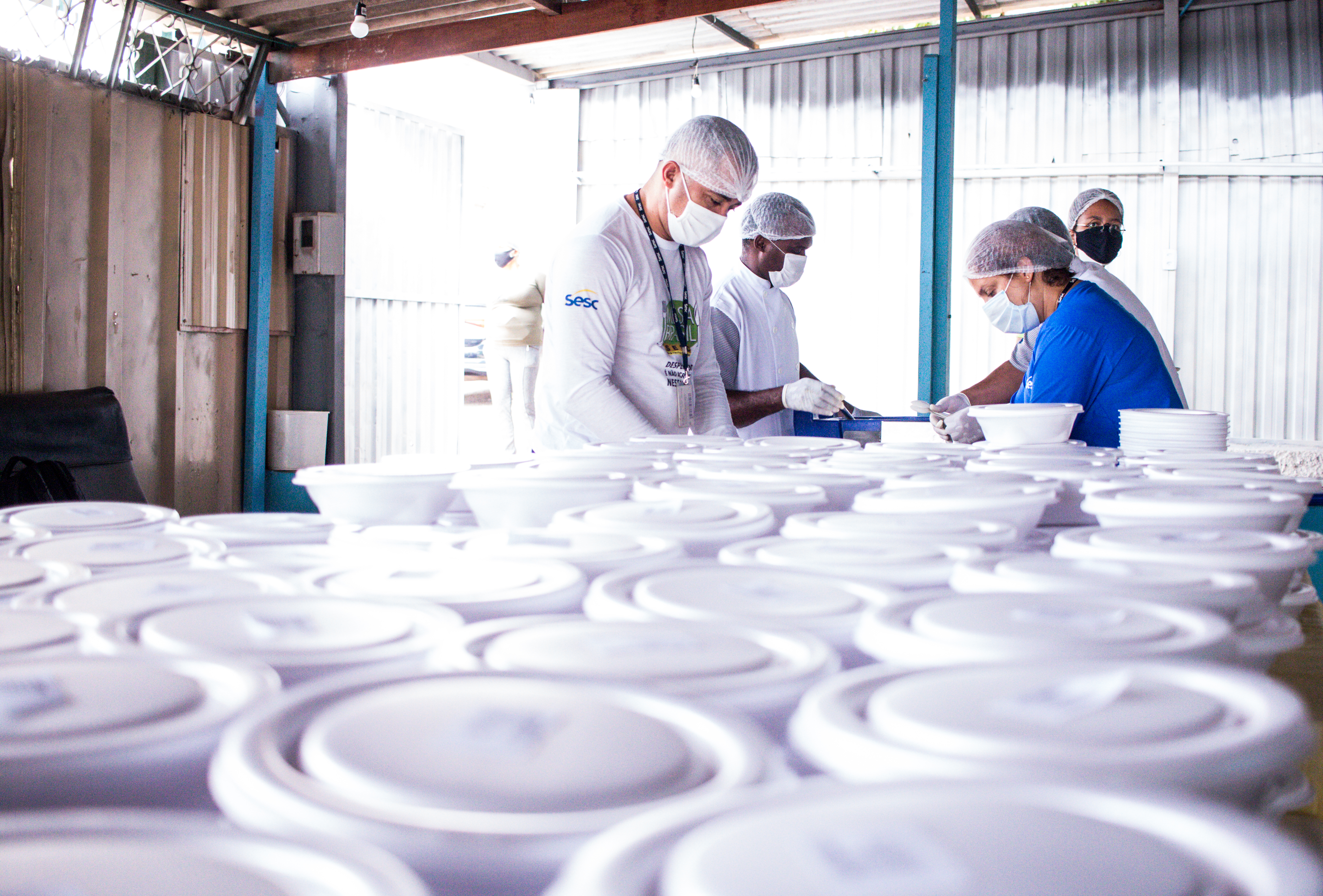projeto-cozinha-sem-sobras-do-sesc-df-beneficia-moradores-de-sol-nascente-ceilndia-e-varjo-com-a-distribuio-17-mil-refeies_51103349796_o.jpg